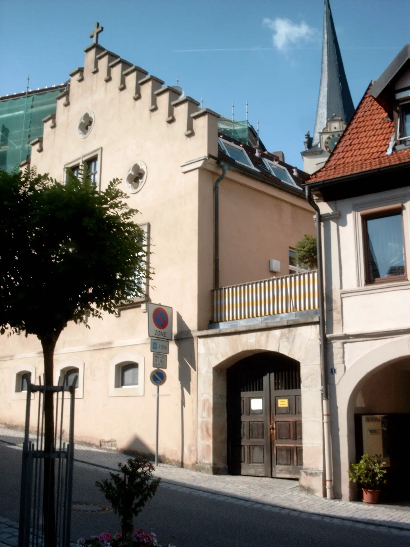 Historisches Gebäude mit Torbogen am Johannes-Nas-Platz in Eltmann, in dem sich der Tafelladen befindet