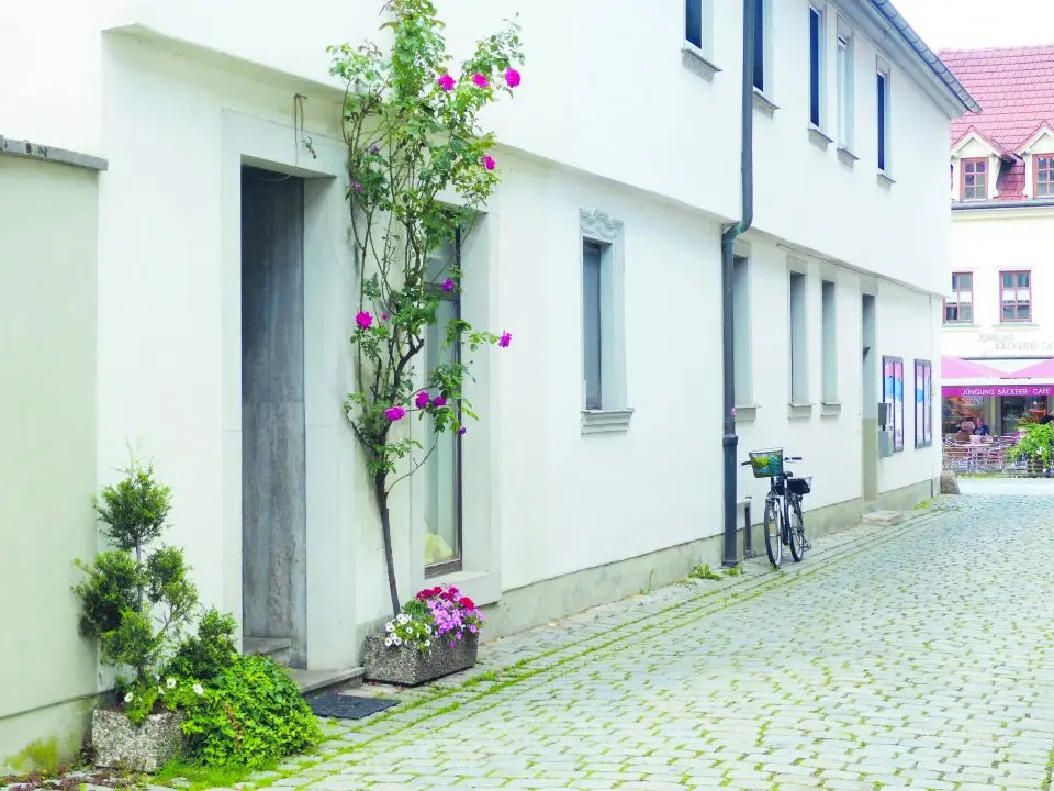 Gasse in der Haßfurter Altstadt mit dem Eingang zum Tafelladen