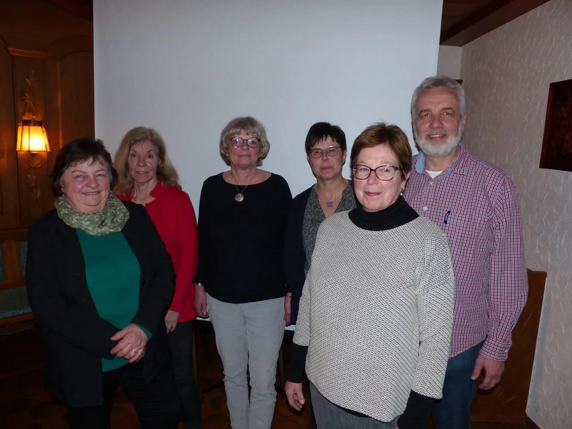 Gruppenfoto von sechs Vorstandsmitgliedern der Haßfurter Tafel nach der Wahl 2024